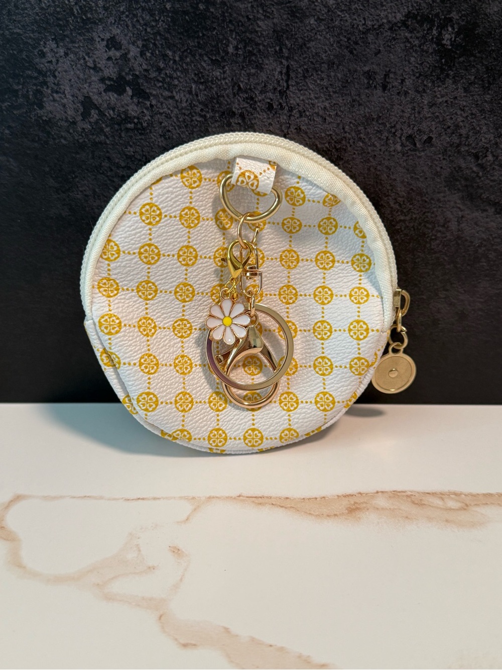 Stylish Daisy Charm Round Cosmetic Pouch - White & Yellow